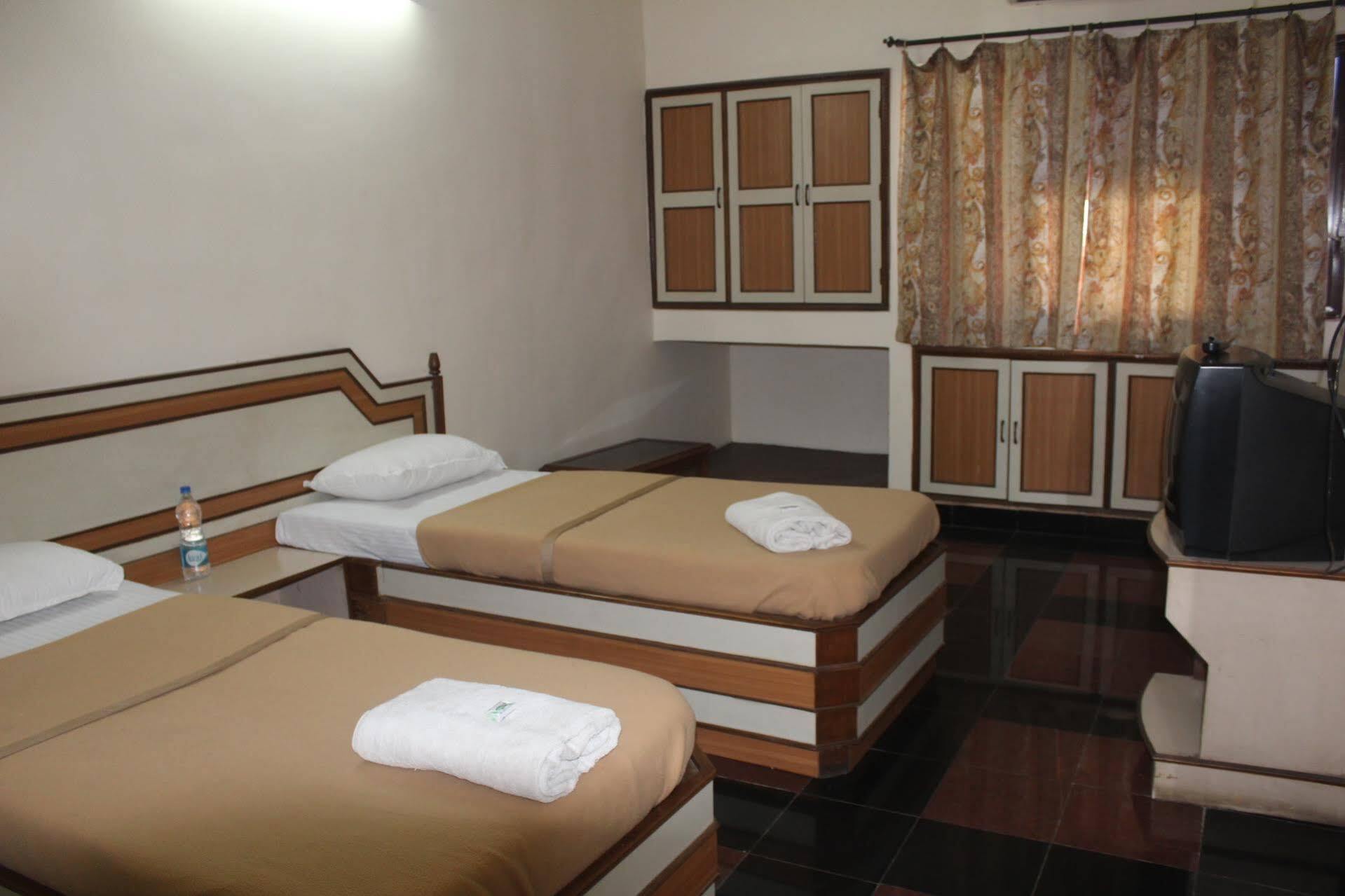 Royale Inn Вапи Экстерьер фото